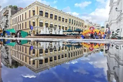 議事亭前地的雨後倒影