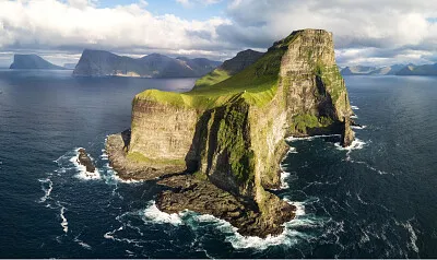 Peñon con vegetación