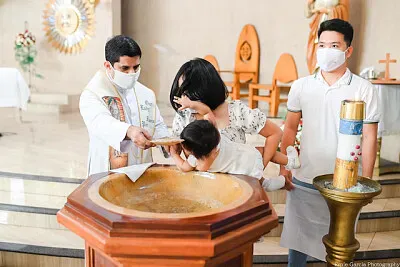 Ito ay ginaganap sa simbahan.