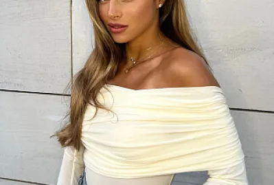 נועה המושלמת בחולצה לבנה וגינס