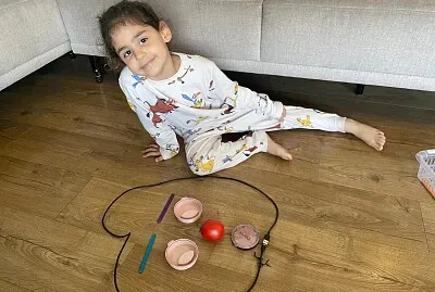 אריאל יוצרת פרצוף