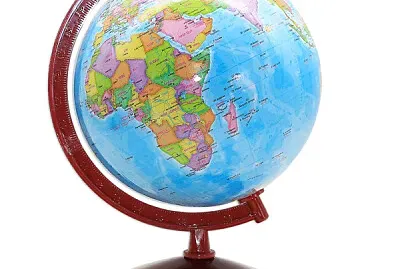 hãy sắp xếp mô hình quả địa cầu vào vị trí thíchợp