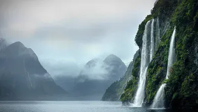 Cascada sobre el Lago