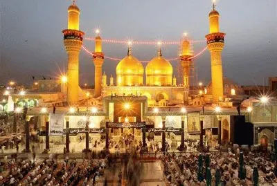 Peregrinos Chiitas orando en su mezquita