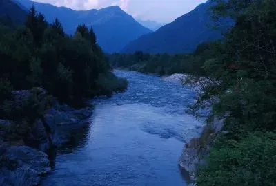 scorcio di fiume in montagna