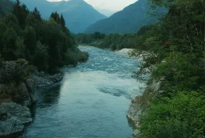 fiume tra i monti al tramonto