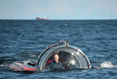 EL PRESIDENTE VLADIMIR PUTIN EN UN SUMERGIBLE