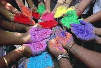 manos multicolor