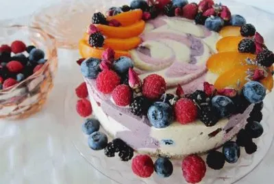 vanilla berry cake