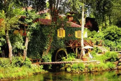 casa en el bosque en otoÃ±o