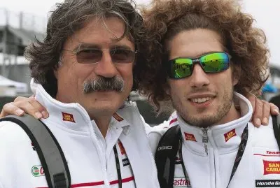 Foto de Marco Simoncelli con su padre Paolo jigsaw puzzle