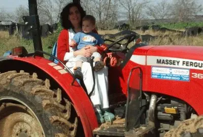 ×¢× ×”×˜×¨×§×˜×•×¨ ×‘×©×“×•×ª