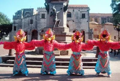 COMPARSA LOS LEONES FRENTE A LA CATEDRAL