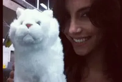 Mel com um cachorrinho de pelucia