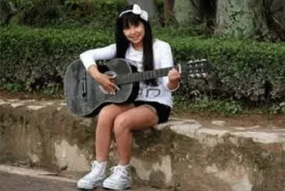 Cinthia Cruz tocando violÃ£o jigsaw puzzle