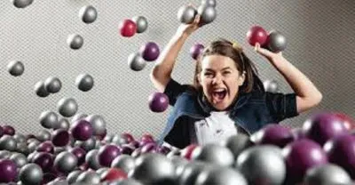 Maisa Brincando na picina de bolinha jigsaw puzzle