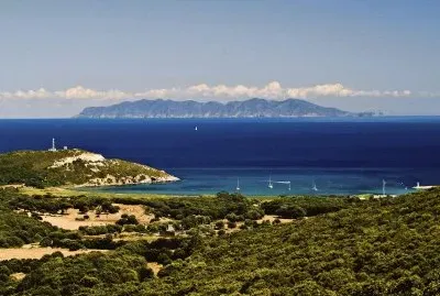 la mer avec la terre au loin