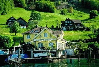 CASAS Y LAGO.