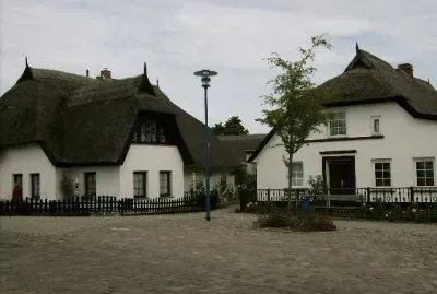 unser Haus und Nachbar
