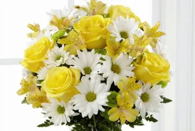 ramo de flores amarillas y blancas