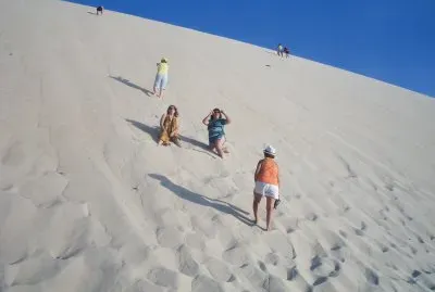 Morettinha subindo dunas Fortaleza