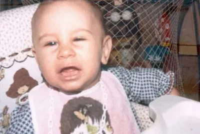 Bebe haciendo muecas