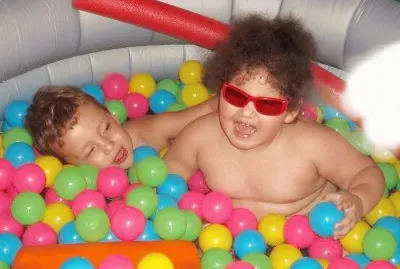 Con la piscina de bolas