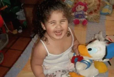 Preciosa y feliz con sus juguetes