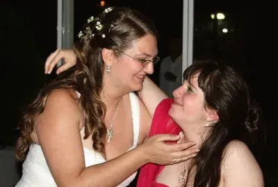 Emocionada al recibir el ramo de novia jigsaw puzzle