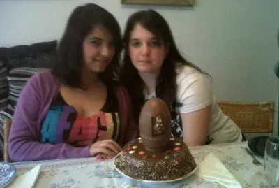 La mona con su prima