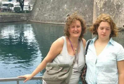 Con su madre en el crucero