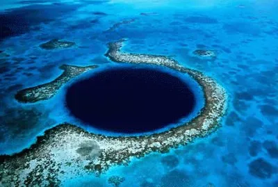 Grand Trou Bleu dans l ' atoll de  Belize