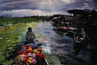 Hombre, canoa, paisaje