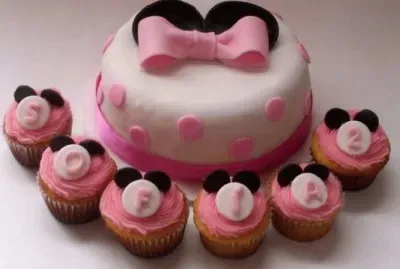 Preciosa tarta con sus tartitas