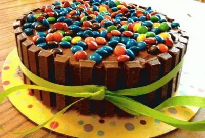 Una tarta con muchas golosinas
