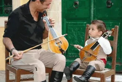 Learning to use the Cretan Lyra