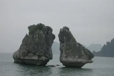  "les 2 coqs " (baie d 'Along-Vietnam)