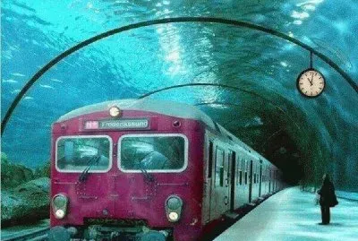 TREN DANÃ‰S BAJO EL AGUA.