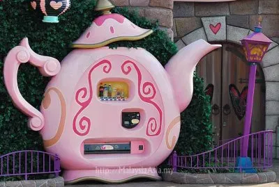 Teapot vending machine  at Tokyo Disneyland
