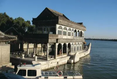 jonque de  marbre sur le lac kunming
