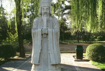 statue dans un parc