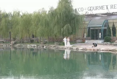 les futurs mariÃ©s se font prendre en photo