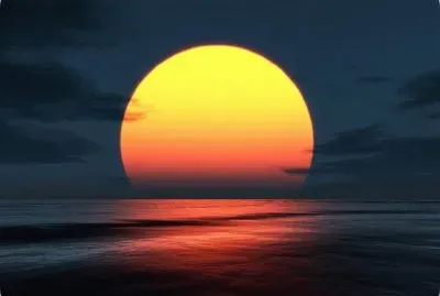 la luna sobre el mar