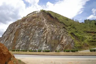ROCA EN LA VIA