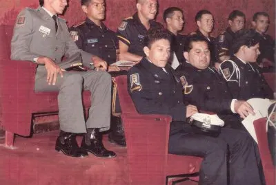 EL INSP. GUERRERO Y SUS ALUMNOS EN EL TEATRO