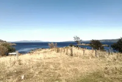 Caleta Piedras, al frente isla Lennox