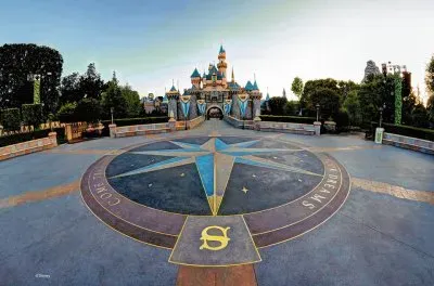 FRENTE A LA TIERRA DE LA FANTASÃA.