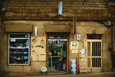 Una ferreteria algo solitaria jigsaw puzzle