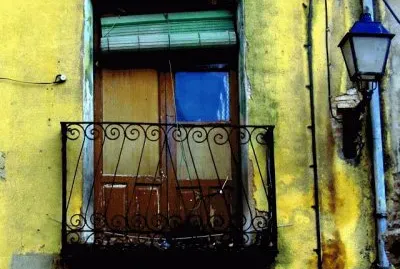 un viejo balcÃ³n jigsaw puzzle