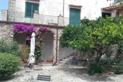 Una casa un poco vieja jigsaw puzzle